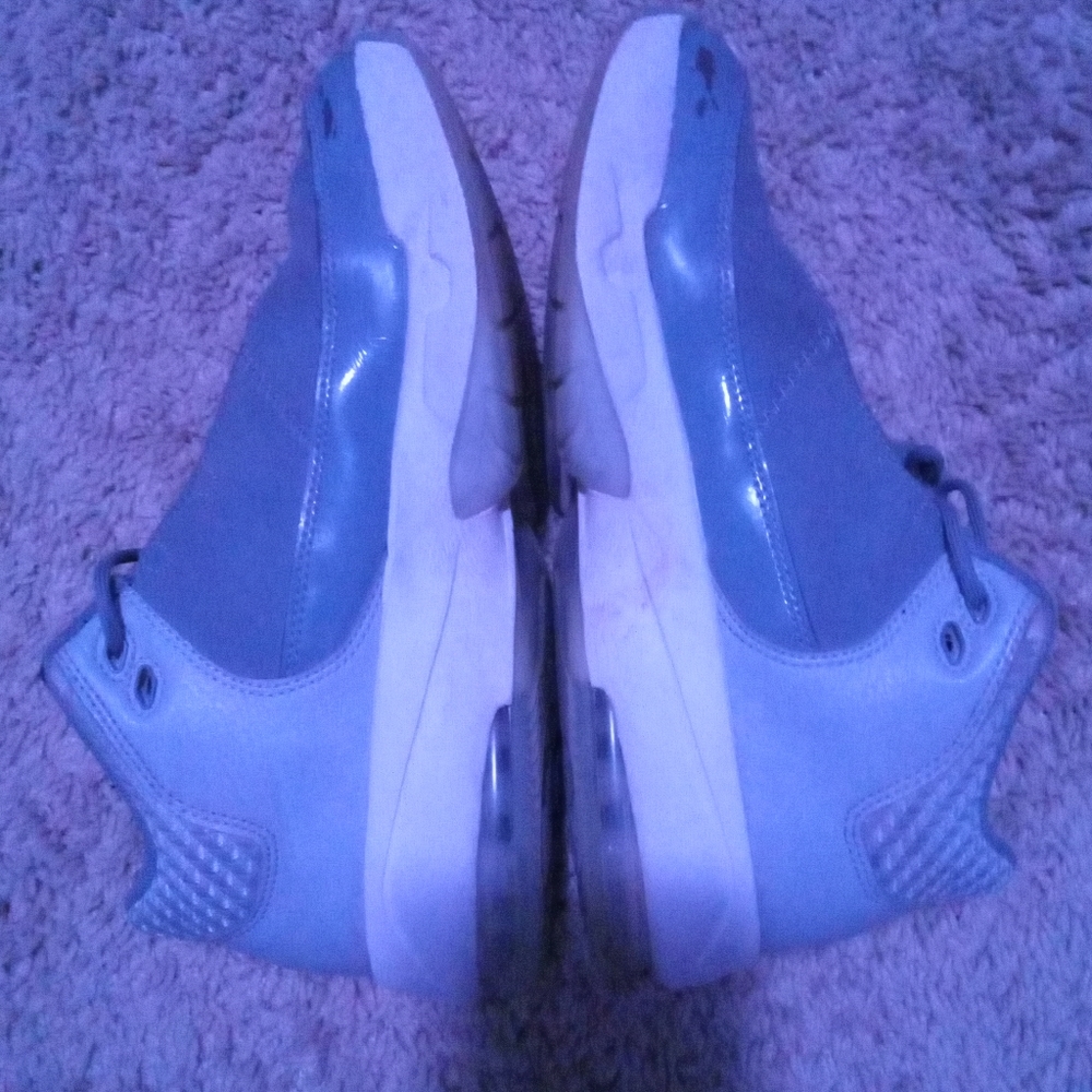 I am selling a pair of Jordan Max Aura Wolf Grey 3s. They are a 6.5 in Big Kids.